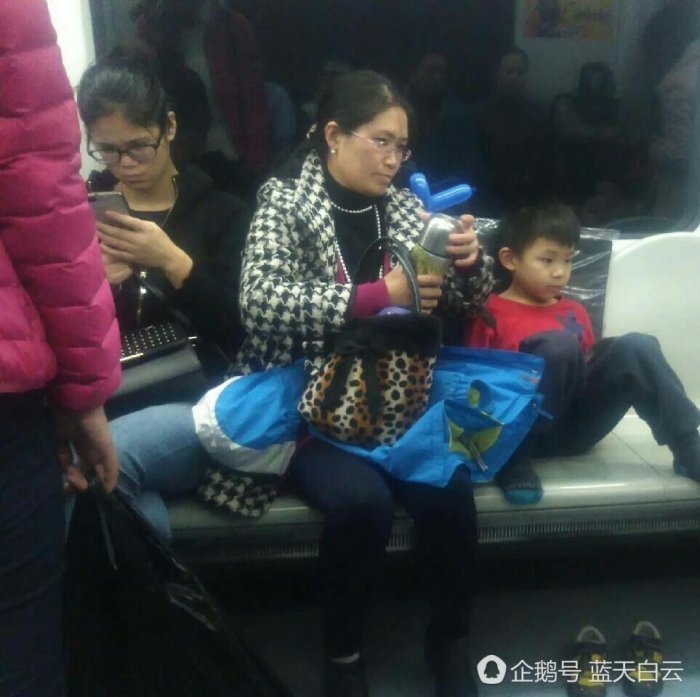 北京地鐵一母親當眾讓孩子脫鞋踩座椅 你怎麼看