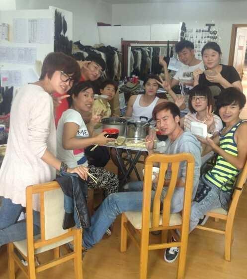 李易峰近照曝光，穿背心和兄弟吃簡易火鍋，好親民