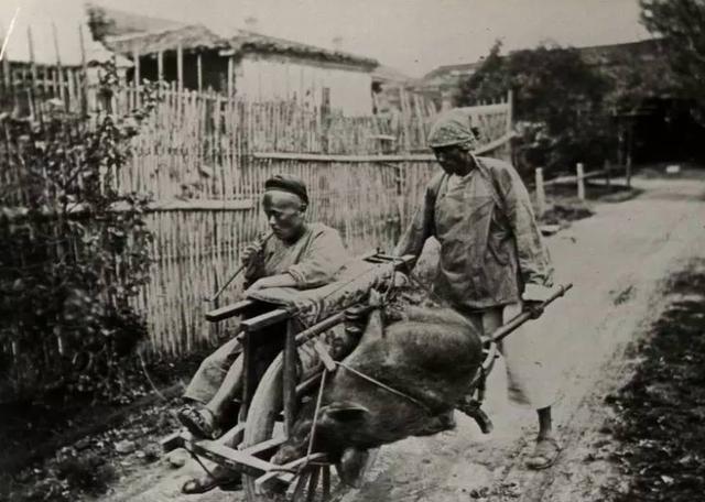 150多年前的中國，悠閑淡定的清朝官員，滿面微笑的地主婆