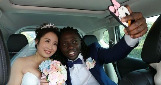 90後中國姑娘嫁非洲小伙，臉上洋溢著幸福的笑容