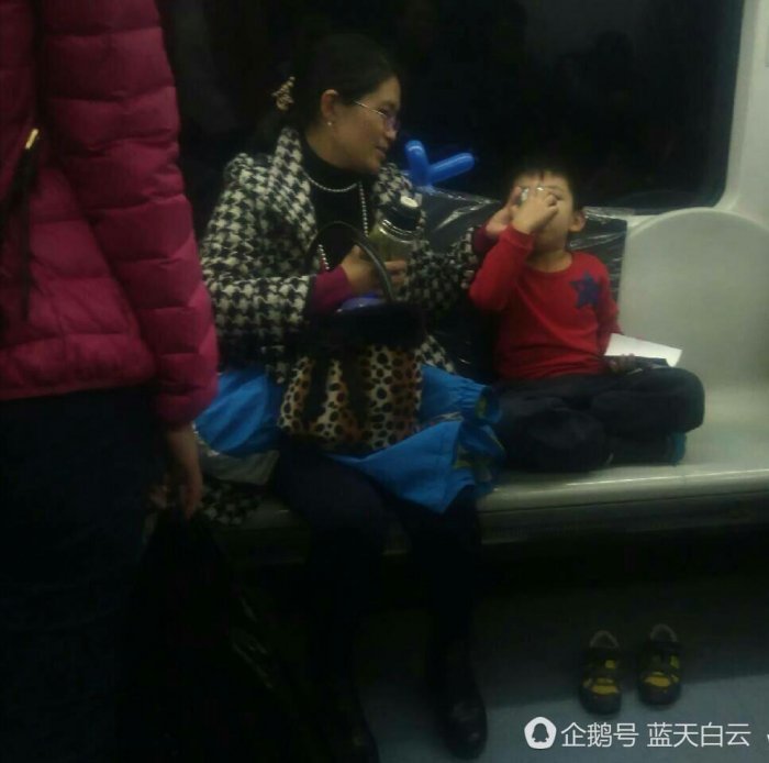 北京地鐵一母親當眾讓孩子脫鞋踩座椅 你怎麼看
