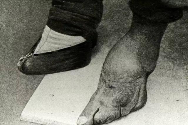 150多年前的中國，悠閑淡定的清朝官員，滿面微笑的地主婆