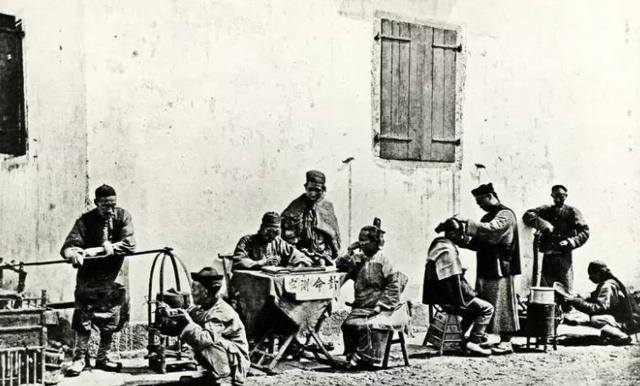 150多年前的中國，悠閑淡定的清朝官員，滿面微笑的地主婆