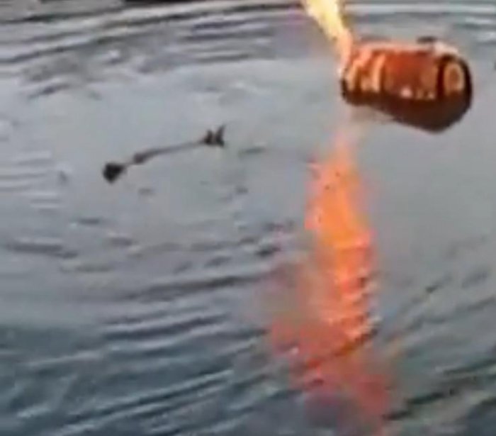 國外男子使用煤氣罐炸魚，接下來一幕超出想像！