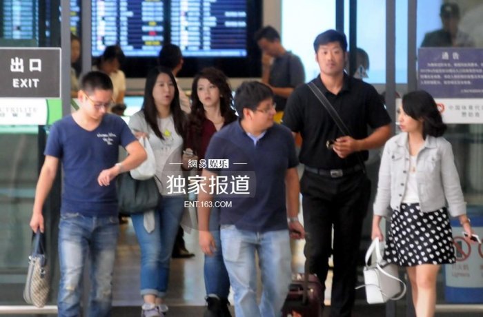 鄧紫棋機場接機照曝光，人氣王招圍堵，保鏢塊頭亮了