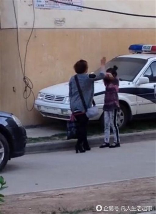 婦女路邊手腳並用教育女兒 路過阿姨都看不下去了