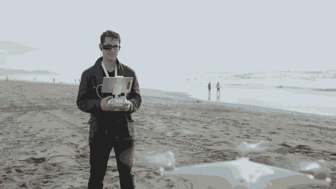 這個裝置可附在眼鏡上顯示信息 絕對夠科幻！