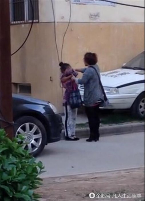 婦女路邊手腳並用教育女兒 路過阿姨都看不下去了