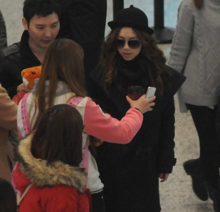 鄧紫棋機場接機照曝光，人氣王招圍堵，保鏢塊頭亮了