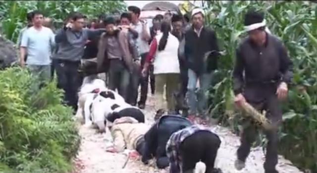 農村這怪異的土葬習俗,讓人感覺真折騰!