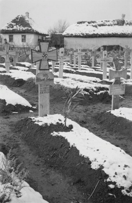 這些戰死的德軍算是幸運的，他們好歹還有一塊墓碑！