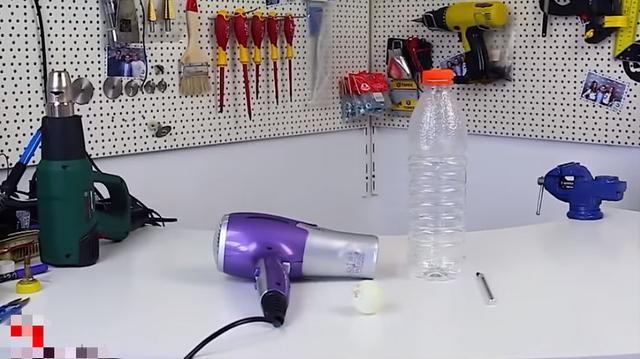 切開塑料瓶插在吹風筒上，乒乓球竟出現有趣的現象