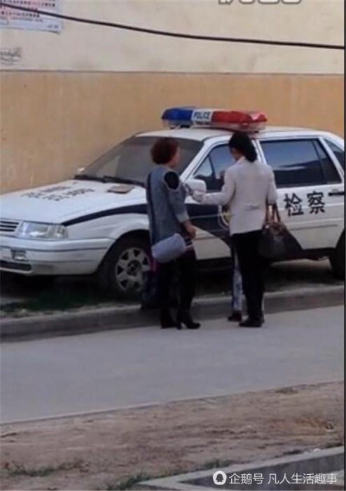 婦女路邊手腳並用教育女兒 路過阿姨都看不下去了