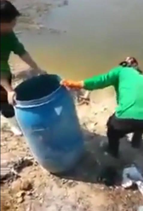 男子把剛孵出來的小雞，倒入池塘餵養怪物！