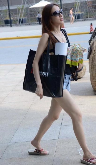 街拍：漂亮女孩的牛仔短褲真是有夠短