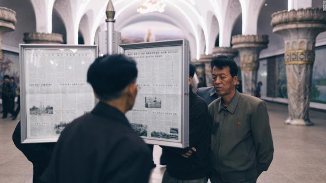 在朝鮮坐地鐵是什麼體驗：人們都很沉默，科幻電影般的色調和氛圍