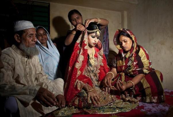 這個國家女孩早早出嫁,家長稱早結婚能避免性騷擾