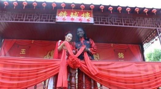 90後中國姑娘嫁非洲小伙，臉上洋溢著幸福的笑容