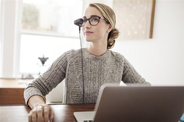 這個裝置可附在眼鏡上顯示信息 絕對夠科幻！