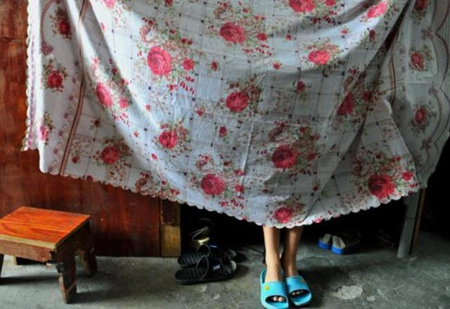 工地上的「夫妻床」，簡陋的毫無隱私可言