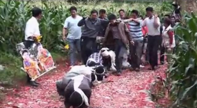 農村這怪異的土葬習俗,讓人感覺真折騰!