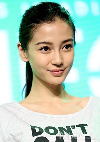 楊穎近照曝光，車內自拍嗮名牌包包，這臉有點像戚薇