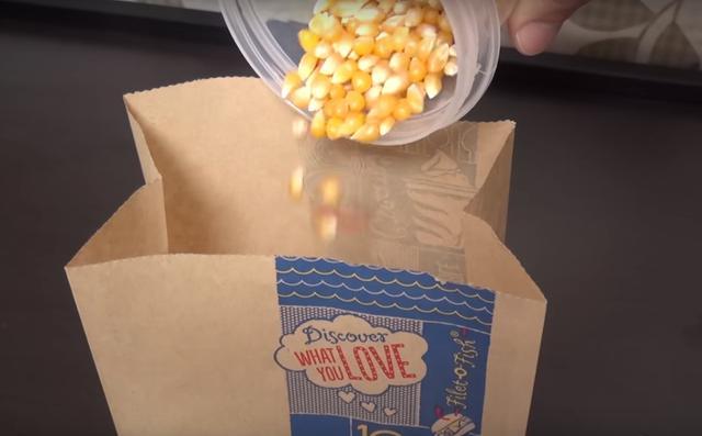 往紙袋裡倒入玉米，放進微波爐後就能做出美味的零食