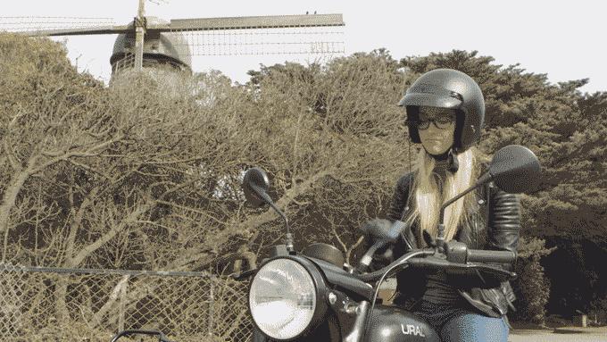 這個裝置可附在眼鏡上顯示信息 絕對夠科幻！