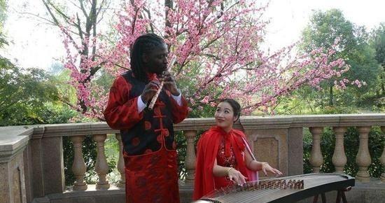 90後中國姑娘嫁非洲小伙，臉上洋溢著幸福的笑容