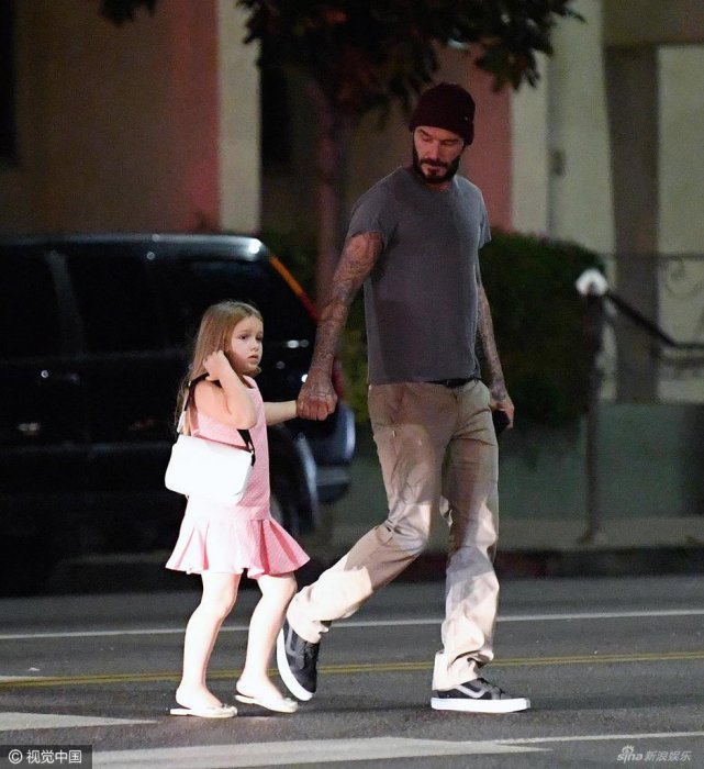 下地走！小七牽爸手過馬路 媽媽負責拎東西