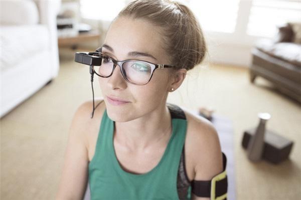 這個裝置可附在眼鏡上顯示信息 絕對夠科幻！