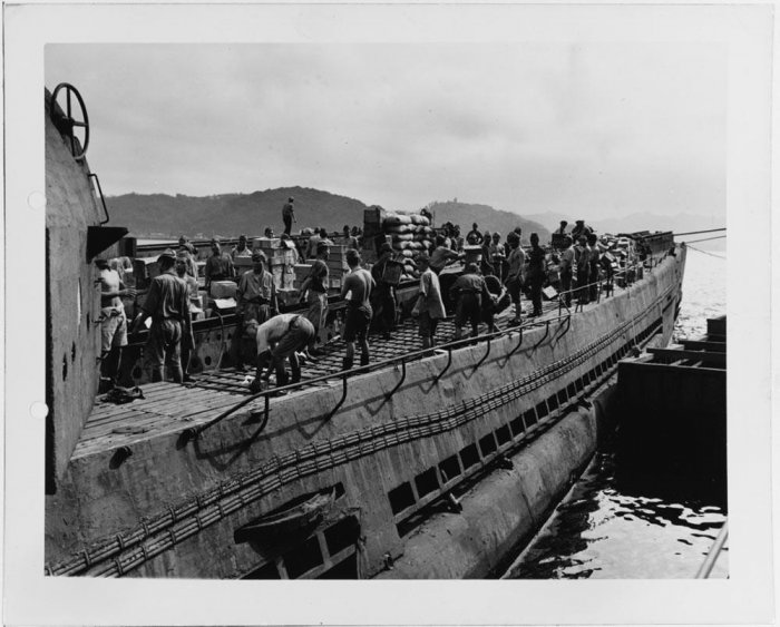 1945年,日本海軍三艘伊-400級巨型潛艇投降