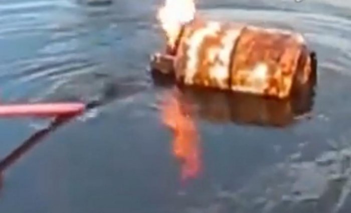 國外男子使用煤氣罐炸魚，接下來一幕超出想像！