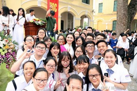 曾經的「校花」，如今已成為「越南小姐」亞軍重返母校謝恩！