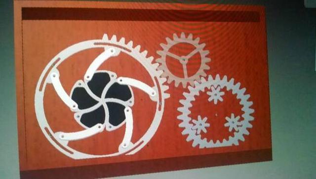 在電腦上設計出獨特的木盒，最終得到浪漫又特別的求婚