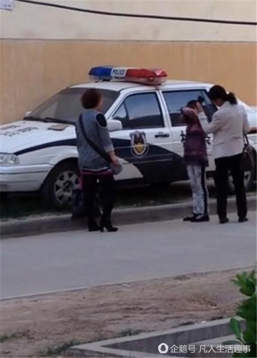 婦女路邊手腳並用教育女兒 路過阿姨都看不下去了