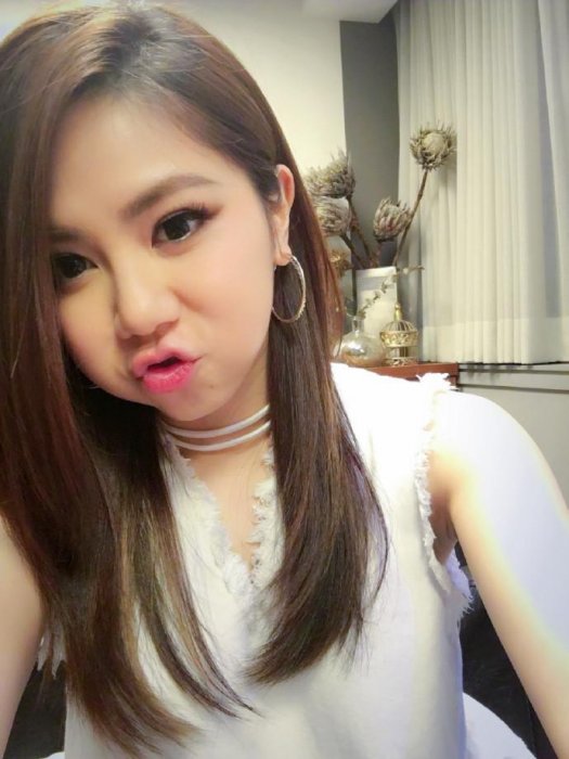 鄧紫棋又玩自拍，除了魚泡嘴賣萌，網友被大耳環吸睛