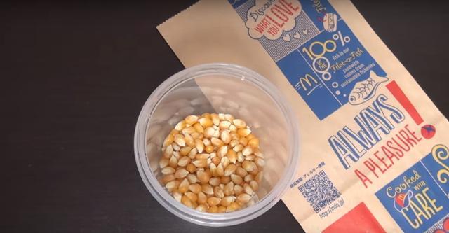 往紙袋裡倒入玉米，放進微波爐後就能做出美味的零食