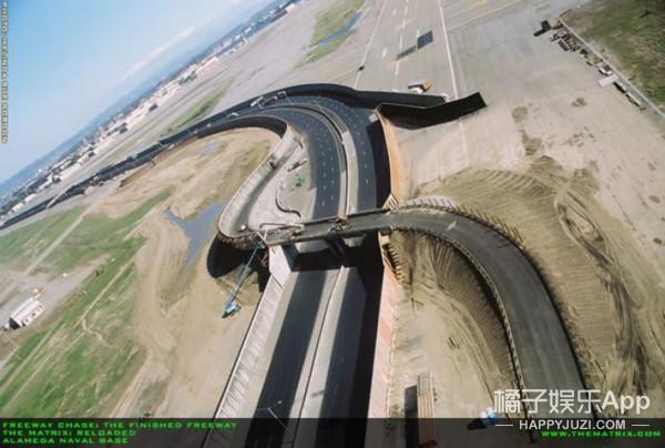 為拍追車戲建公路，拍完拆掉為100貧困戶建房子，這片你看過！