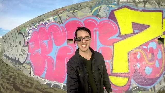 這個裝置可附在眼鏡上顯示信息 絕對夠科幻！