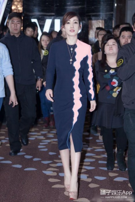 秦海璐可不只有「瘋了般」的演技，還有逆天的好衣品！