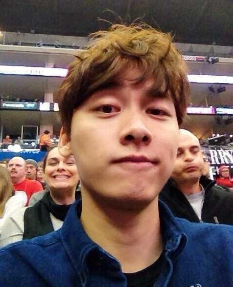 李易峰近照曝光，穿背心和兄弟吃簡易火鍋，好親民