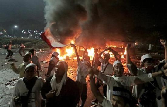 雅加達十萬人示威：中國使館提醒公民減少外出