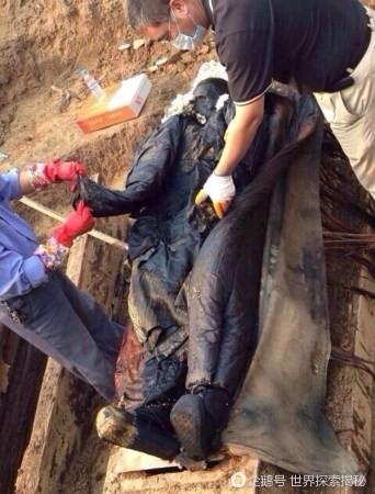 男子工地棺材內挖出官服乾屍，千枚銅錢慘遭工人瓜分