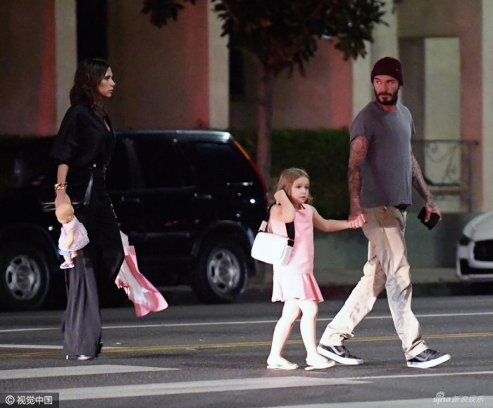 下地走！小七牽爸手過馬路 媽媽負責拎東西