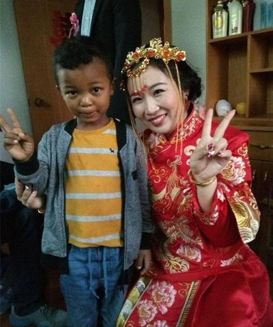 90後中國姑娘嫁非洲小伙，臉上洋溢著幸福的笑容