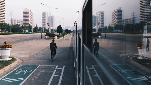 在朝鮮坐地鐵是什麼體驗：人們都很沉默，科幻電影般的色調和氛圍