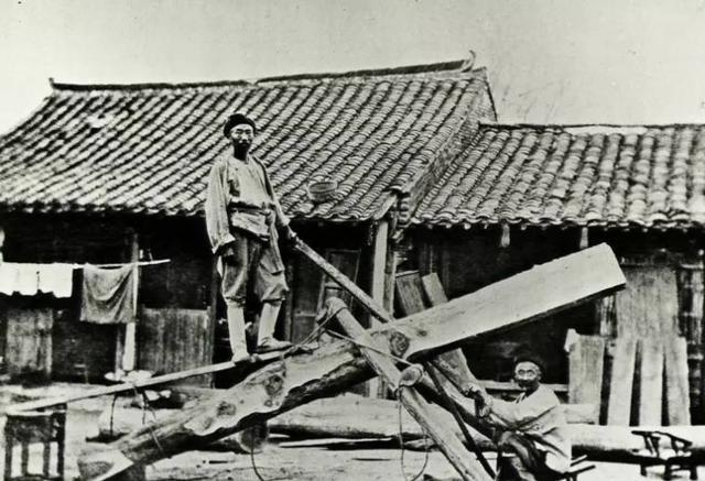 150多年前的中國，悠閑淡定的清朝官員，滿面微笑的地主婆