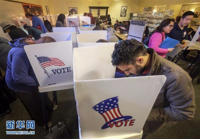 洛杉磯選民參加美國大選提前投票