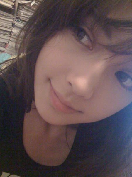 楊穎近照曝光，車內自拍嗮名牌包包，這臉有點像戚薇